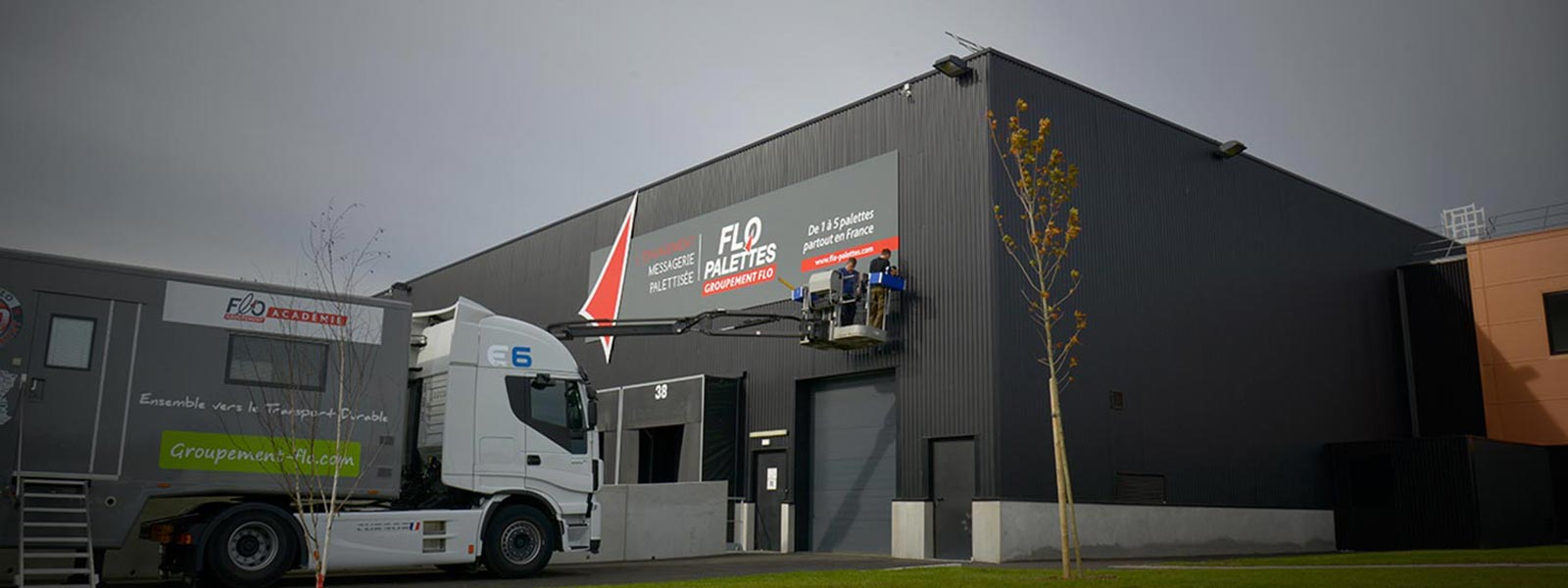 Pose d’enseigne en façade de l’entrepôt de logistique de FLO Palettes